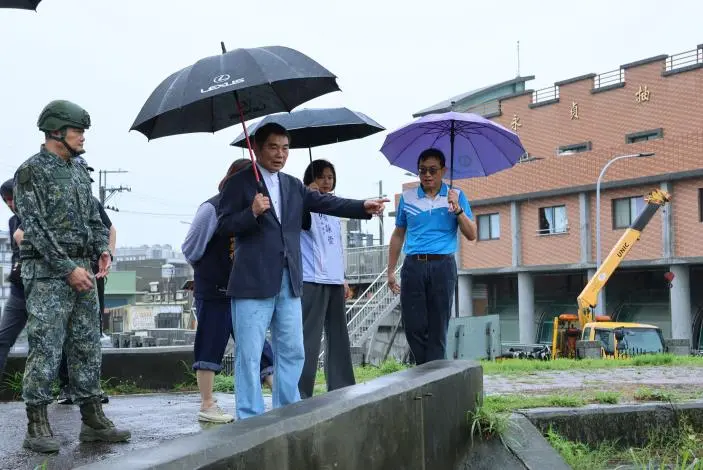 苗栗暴雨時雨量破60毫米!竹南頭份多處淹水,縣長鍾東錦勘災允諾增設機組治水患