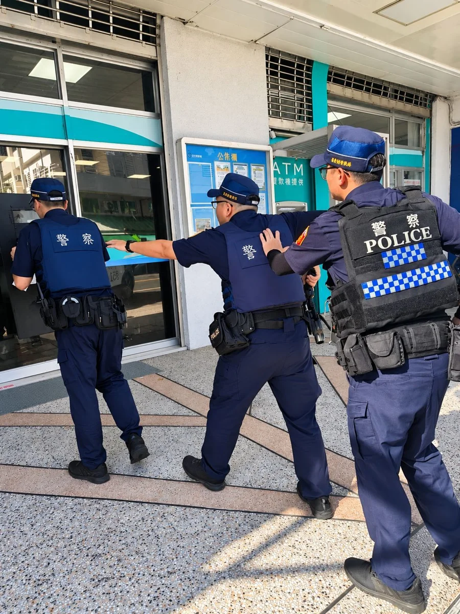 歹徒闖成功鎮農會搶劫?新豐警持盾牌壓制「逼真演練」強化防搶安全