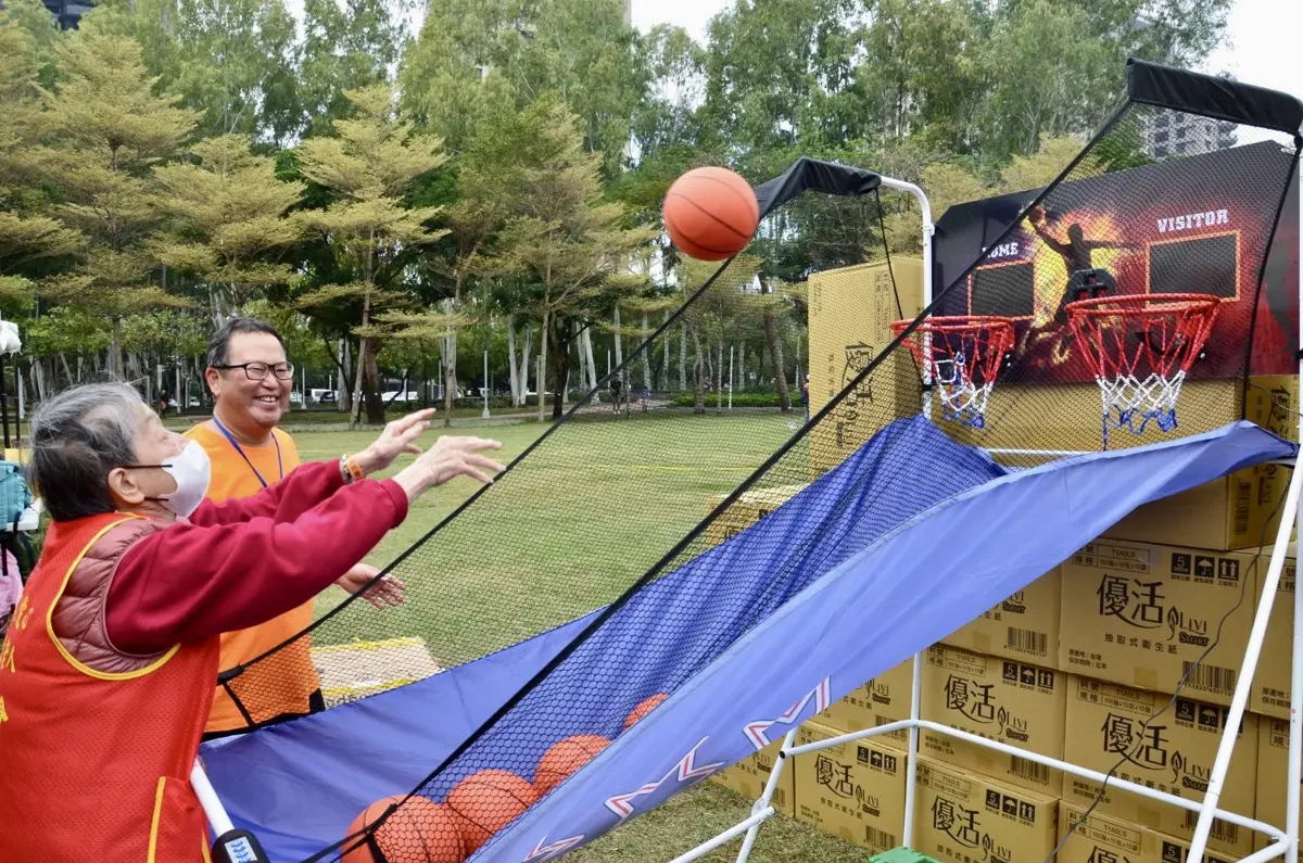 冬至送暖!中市府攜手公益團體 南屯文心森林公園發油飯暖人心