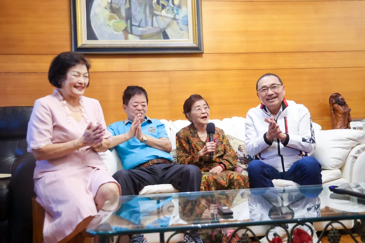 淡水101歲人瑞開金嗓!侯友宜親送重陽禮金,阿嬤即興高歌「桃太郎」超有活力