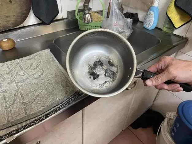 公館民宅半夜驚傳焦味！警報器大作嚇壞鄰居，消防員到場結局神展開