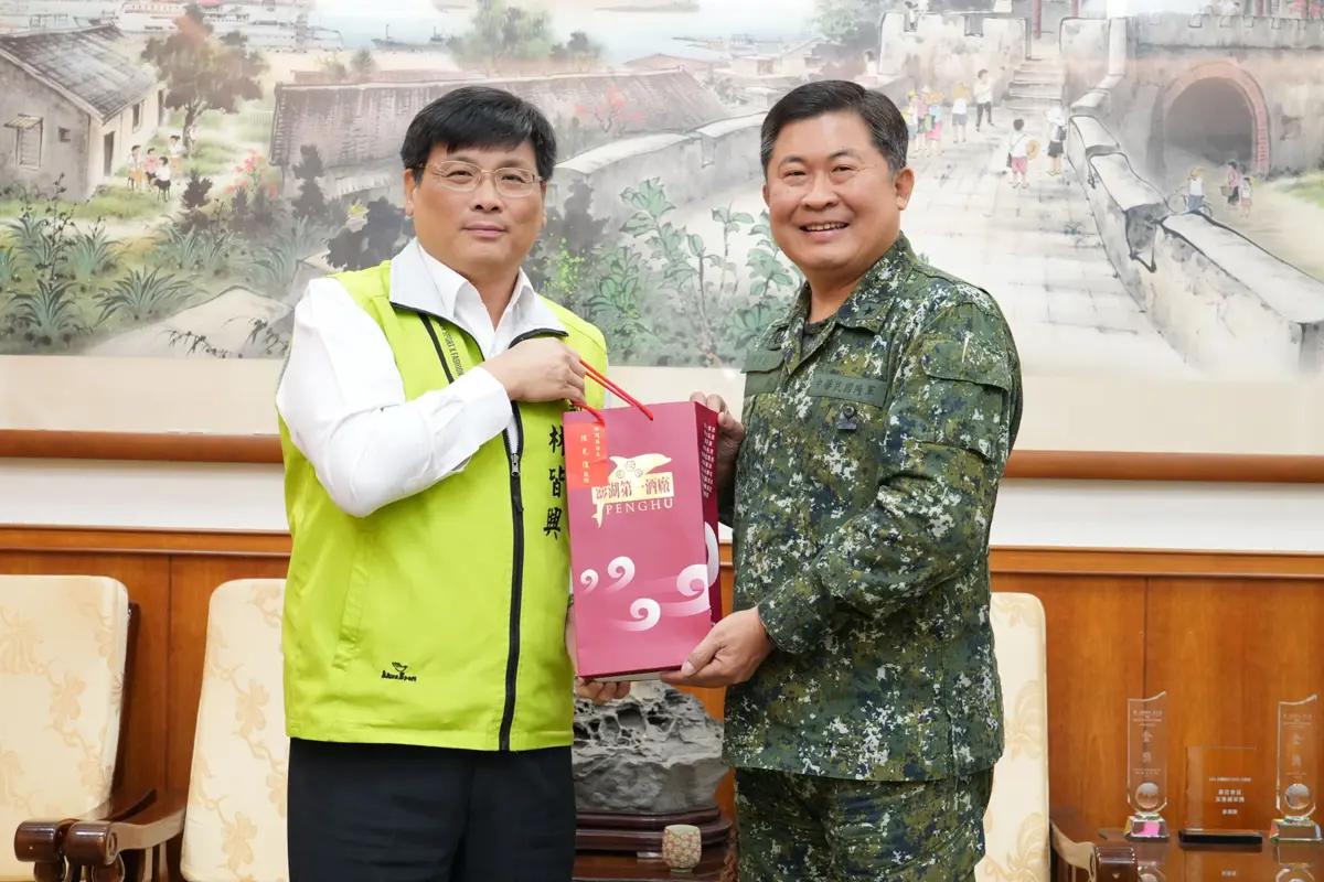 42年軍旅生涯劃句點!澎防部副指揮官李傑少將榮退 縣府致贈紀念酒感謝貢獻