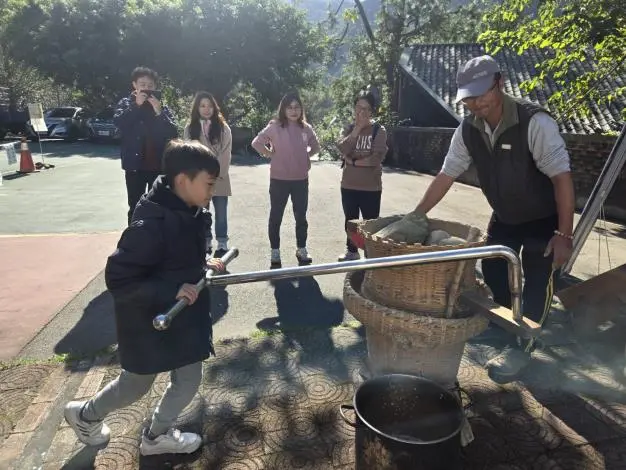 橫山內灣新玩法！親手踩動國寶漫畫家劉興欽筆下的「土礱」，秒懂白米怎麼來