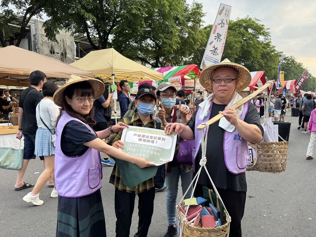 岡山籃籗會驚見「扁擔戶政」！主任親挑服務一籮筐，答題互動送好禮