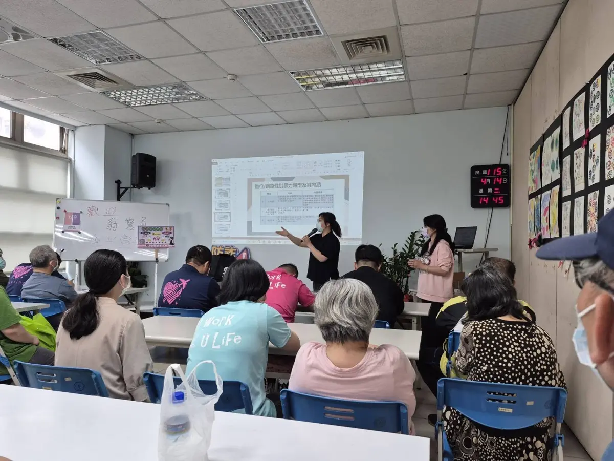 基隆警前進社區揭密「裸聊詐騙」！醫病齊上反詐課，教你自保不上當