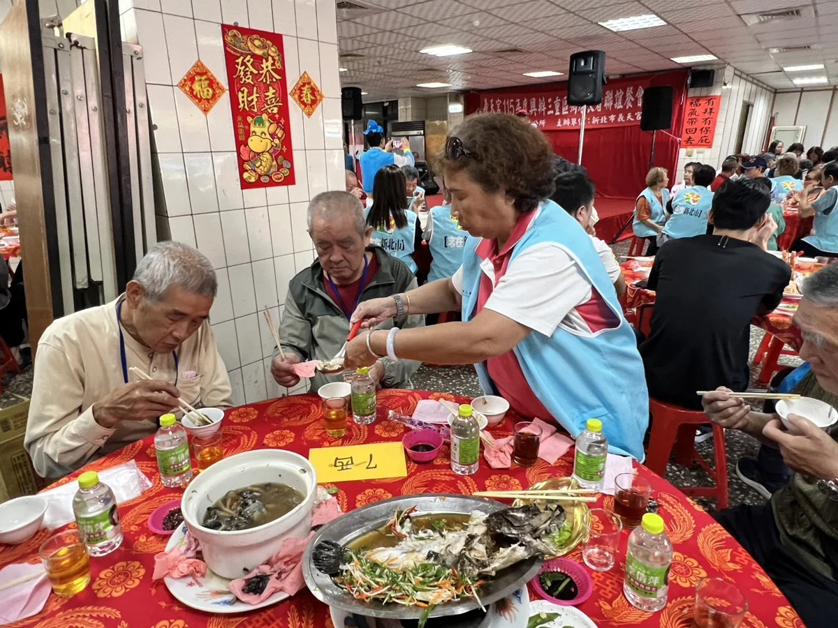 重陽敬老暖人心!三重義天宮宴請獨居長輩 發放紅包與禦寒物資