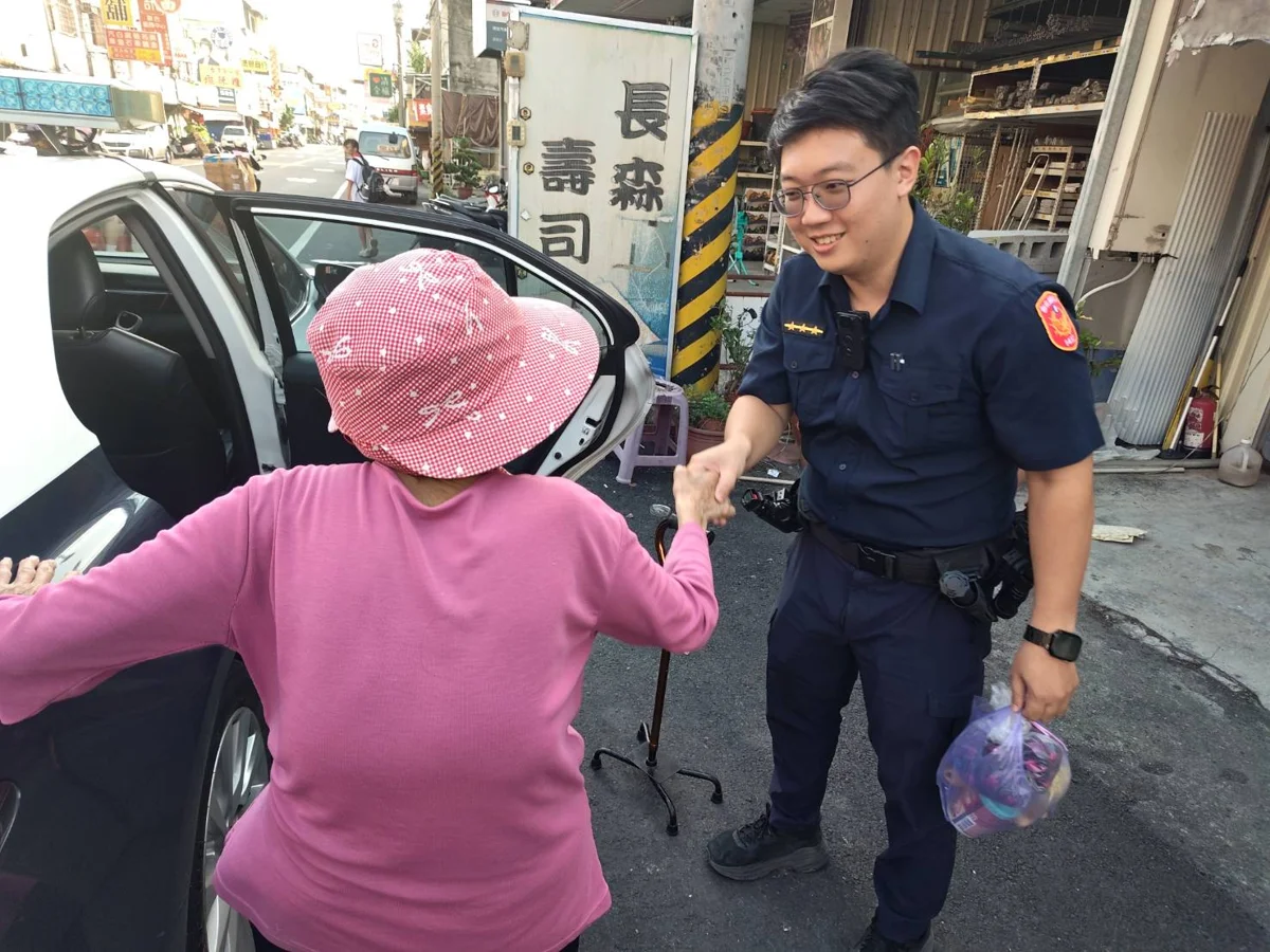 [在地頭條] 永靖鄉失智老婦獨步街頭！員林暖警耐心查訪護送返家
