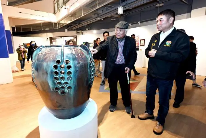 苗栗之光!陶藝大師李茂宗特展開幕 縣長鍾東錦趣稱:司馬光看到這甕都捨不得打破
