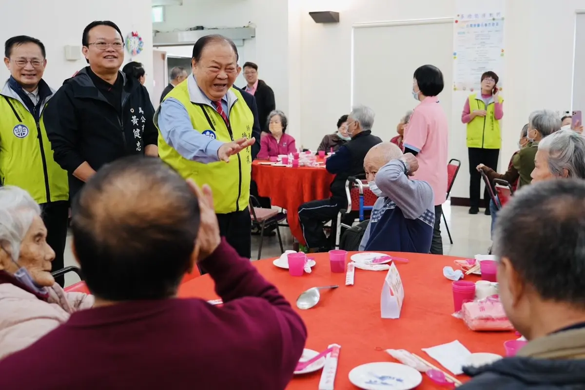 澎湖98歲阿公精神超好!陳光復圍爐宴揭長照關鍵:感謝有他們