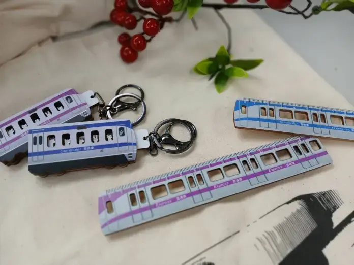 桃園機捷新商品登場!木質鑰匙扣、木尺、托特包開賣 鐵道迷快收藏