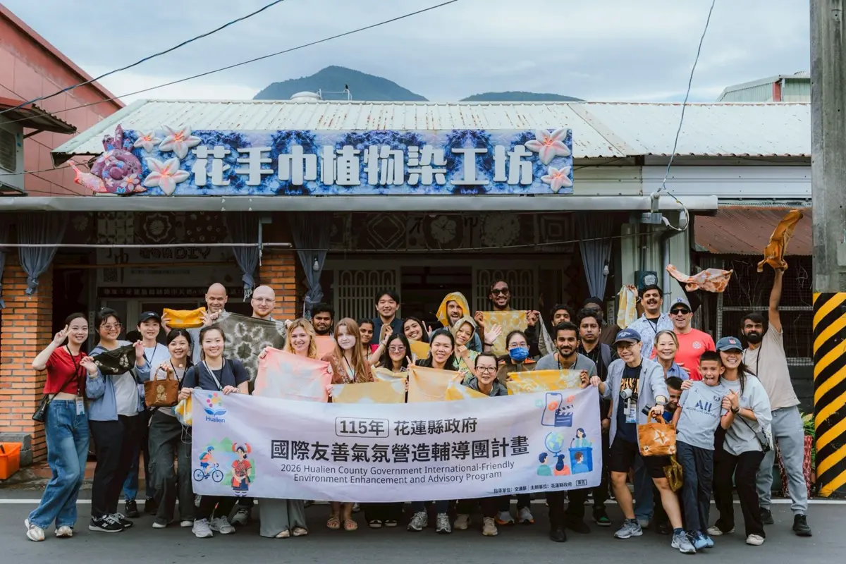 外國人也愛！10國友人騎電輔車慢遊鳳林，親手體驗客家植物染驚豔全場