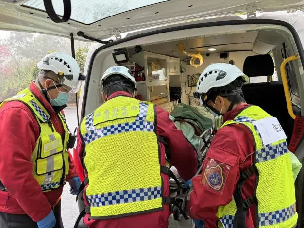 苗栗124縣道驚傳車禍！2人受困獅潭山區 警消緊急馳援