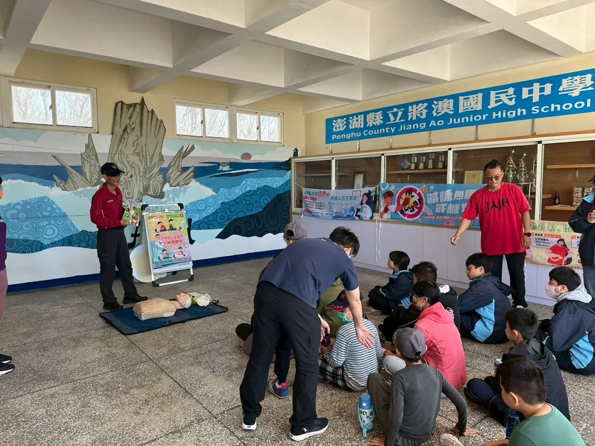 澎湖將澳國中防災演練！消防員親授CPR+AED救命口訣「叫叫壓電」，師生必學