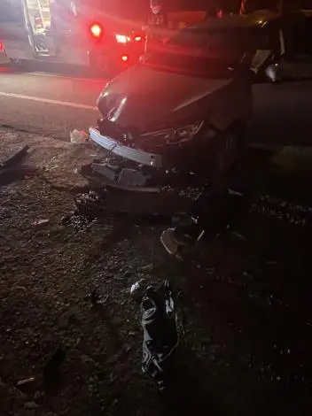 驚險!苗栗造橋深夜自撞車禍 車頭全毀兩人奇蹟輕傷