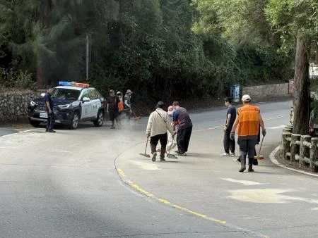 南竿大卡車漏油惹禍！路面濕滑釀2機車連摔 騎士慘斷牙
