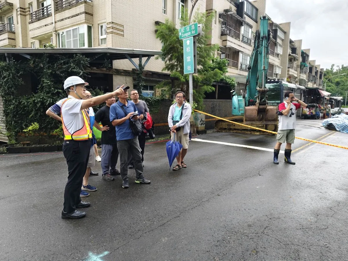 高雄小港擋土牆倒塌!連日豪雨釀災 市府急搶通車道並啟動防護