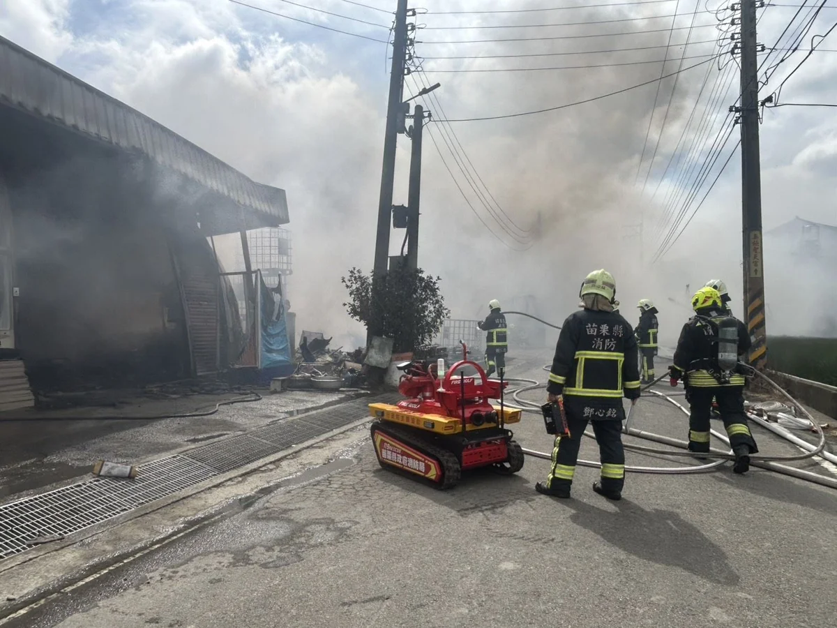 公館鄉育苗場驚傳火警！濃煙狂竄 苗栗消防出動16車、救災機器人搶救