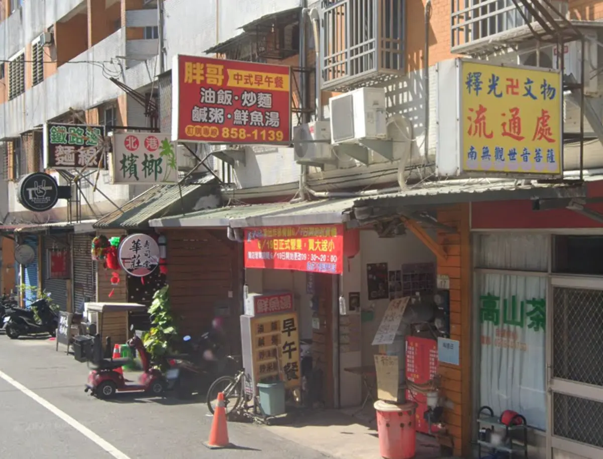 獨自撫養三子、照顧中風夫,胖哥小吃排骨酥:「跟很多無家可歸的人比,我們已經很幸福了」