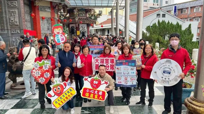 大湖萬聖宮走春!縣長夫人、副縣長發紅包 消防隊親授春節防火3大招