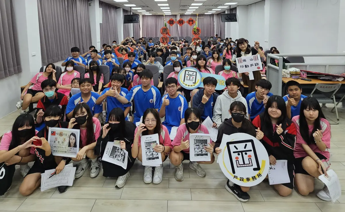 岡山戶政「行動戶政所」首創！國三生免排隊，校園領證還能「走聰明門」