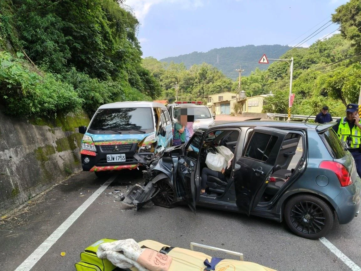苗栗大湖台3線兩車猛烈對撞!女駕駛受困意識模糊 3人急送醫