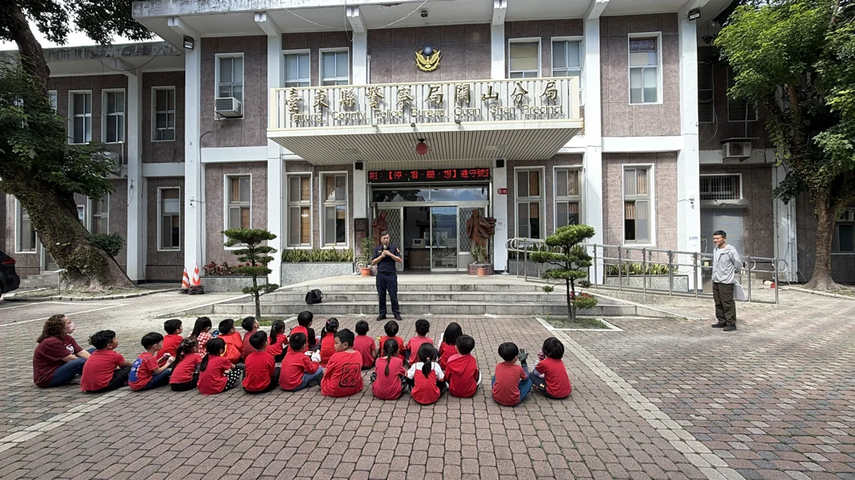 萌娃攻佔警局!鴻德幼兒園萬聖節訪關山分局 2大安全觀念必看