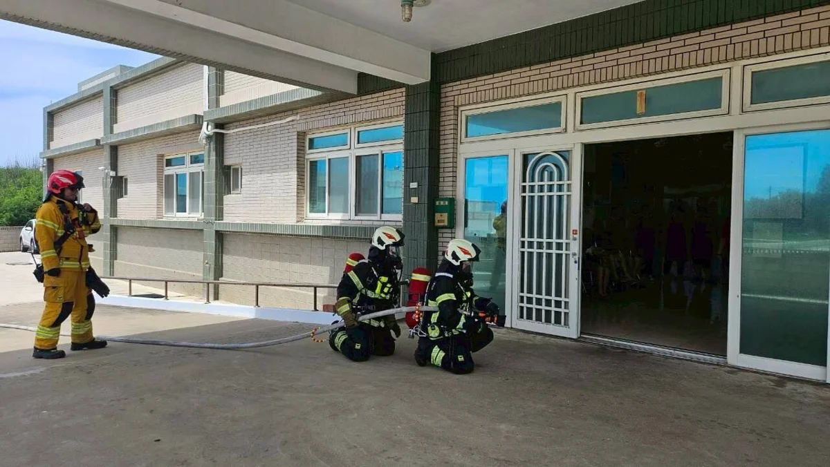 澎湖消防局前進感恩養護中心實彈演練!強化長者避難與救災應變能力