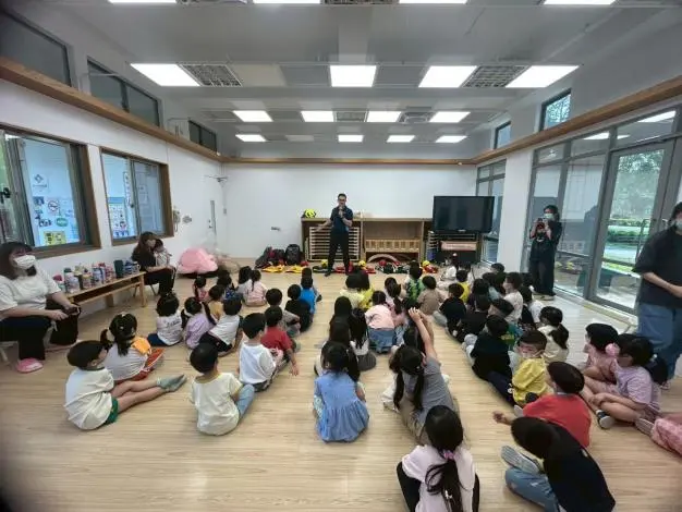 竹南萌娃學防災!消防員前進幼兒園,手把手教CPR、火場逃生術