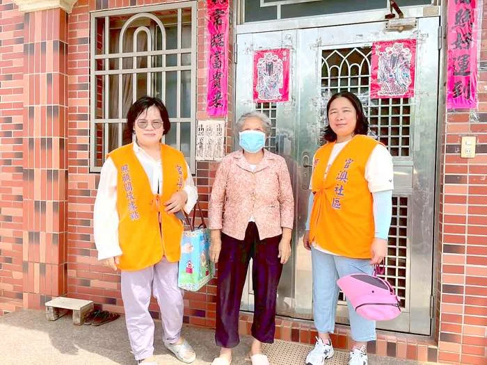 換上夏日新裝送暖!官澳社區志工隊走入巷弄 陪伴獨居長者揪共餐