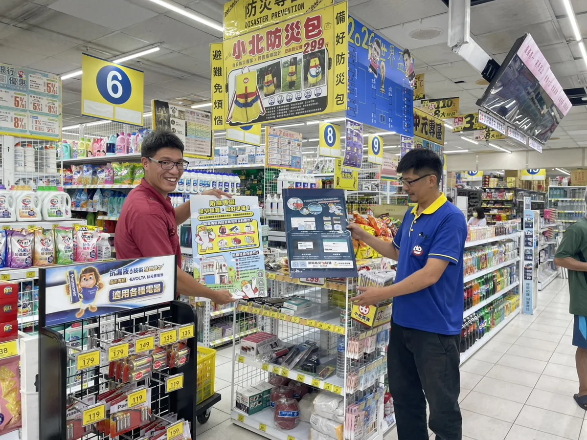 颱風季必看!鳳山消防隊攜手賣場推「防颱專區」 物資一次買齊