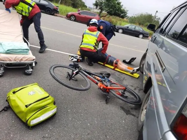 通霄中山路驚傳車禍!單車騎士與廂型車擦撞 右手疼痛送醫