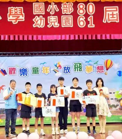 金沙國小畢業典禮溫馨登場!校長李盈潔獲頒「八年級畢業生獎」驚喜歡送