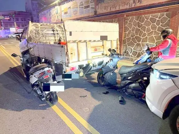 金城民權路連環撞!男駕駛誤看燈號釀4車追撞 2騎士掛彩