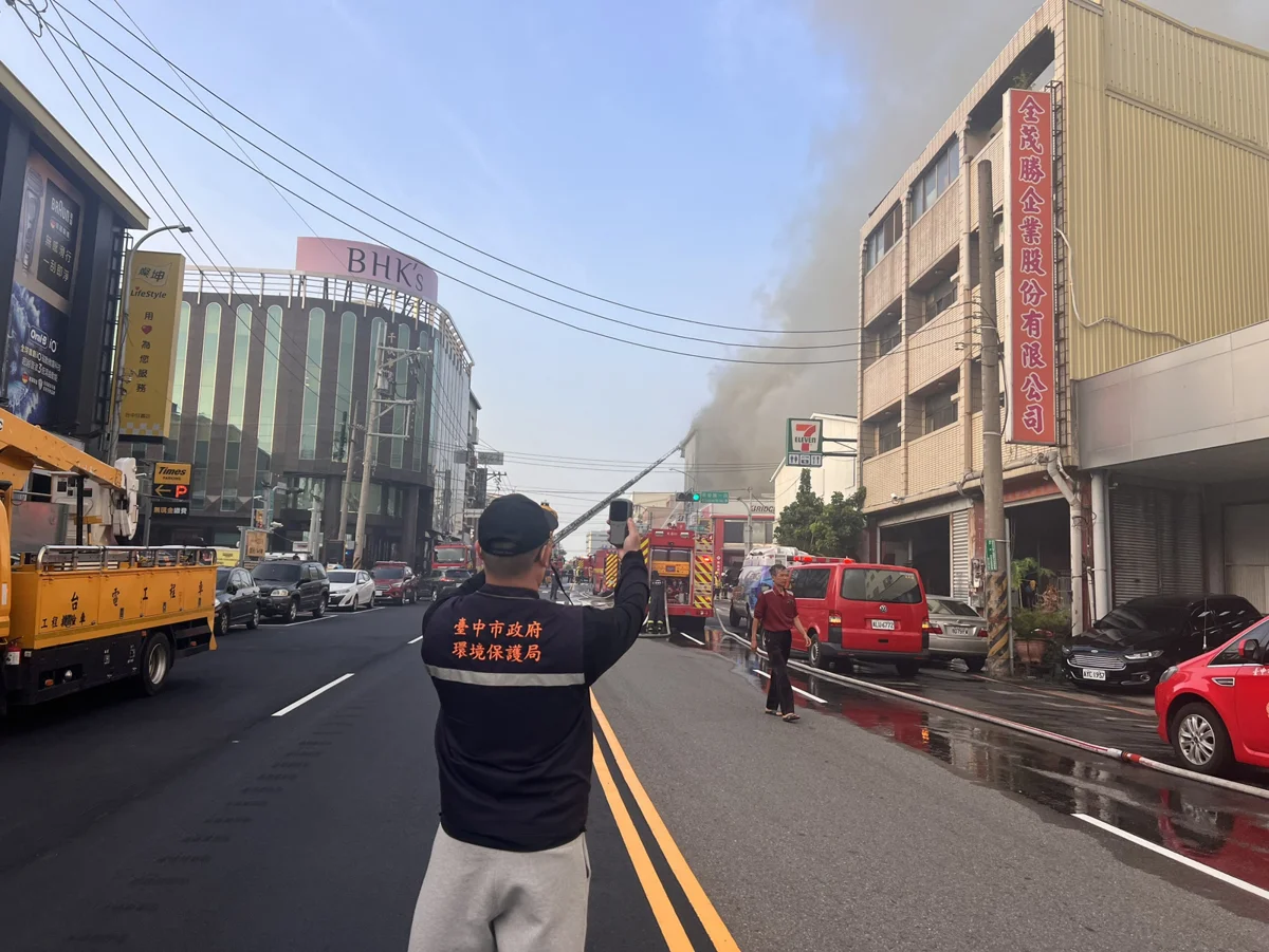 西屯區火警黑煙竄天!PM2.5一度飆破350微克 環保局急籲下風處民眾加強防護