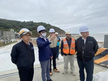 北竿塘后橋路面顛簸惹民怨!議員會勘緊盯進度 廠商承諾加速平整