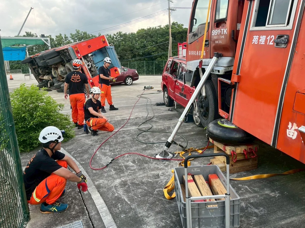 直擊重型車禍救援！特搜分隊實作演練 大車事故「先穩固後救援」成關鍵