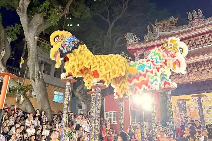 金城迎城隍暖身!高樁醒獅騰空秀絕技 後浦北鎮廟前掌聲雷動