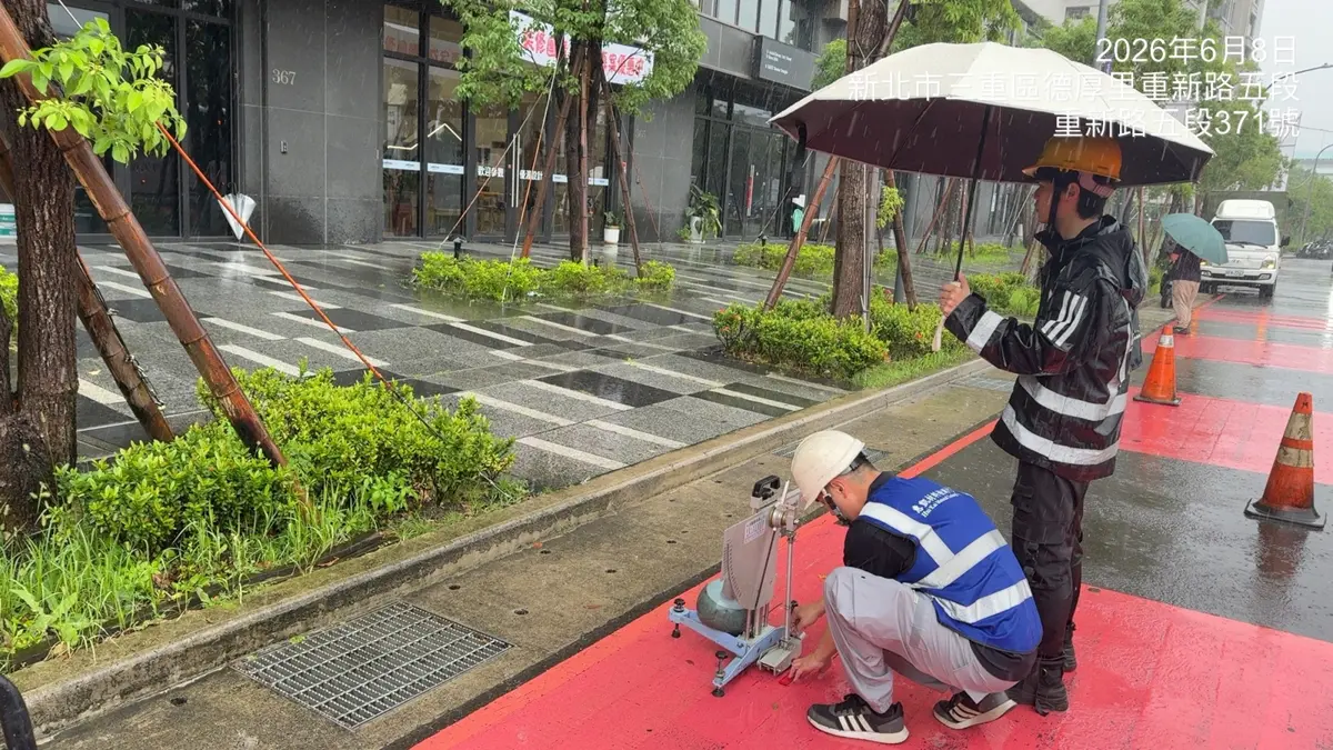 新莊重新橋「紅色殺手」路面?雨天騎士憂打滑 交通局實測數據出爐!