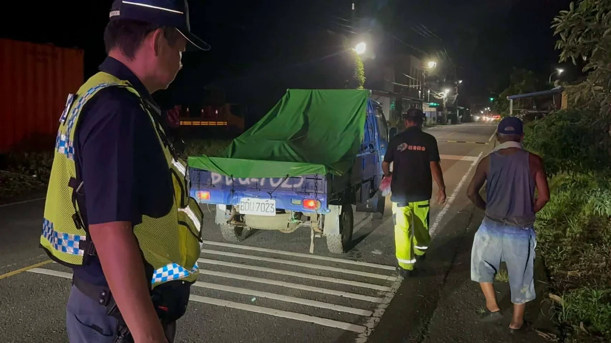 部落老翁喝茫倒路邊險遭撞!達仁警攜手熱心山警即刻救援
