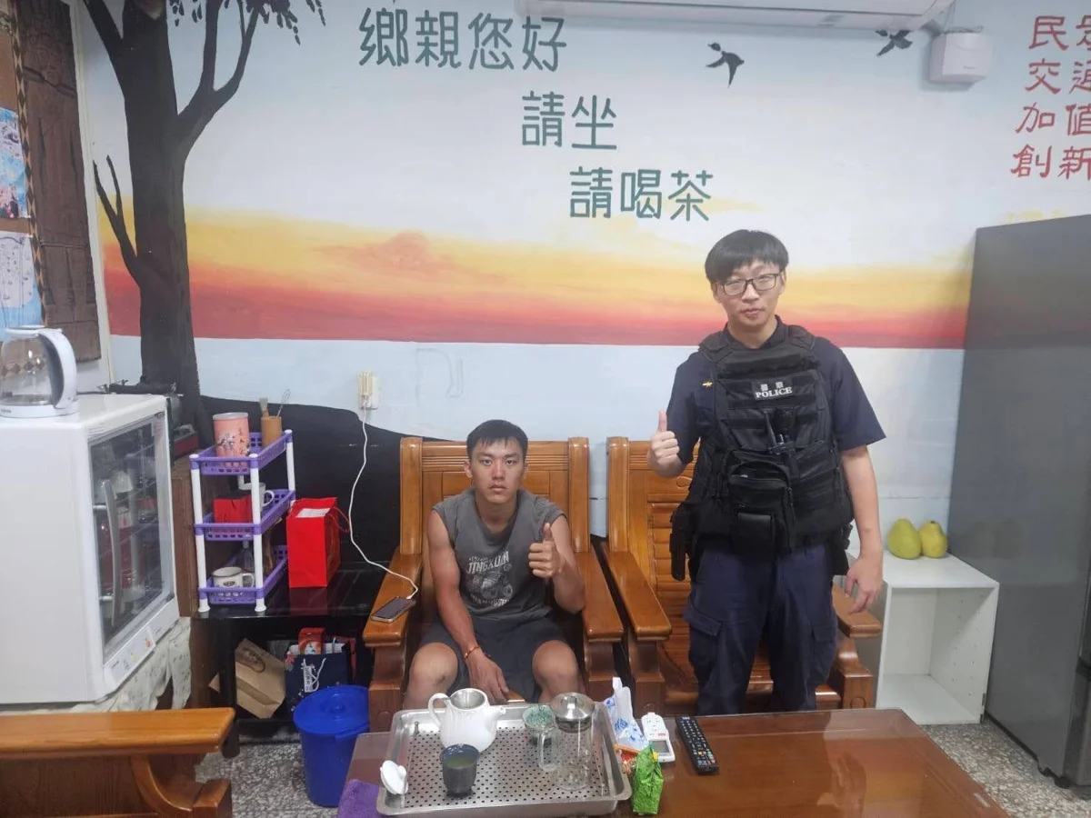 機車拋錨手機又沒電！台東大武警暖心救援 外地男順利踏上尋友旅程