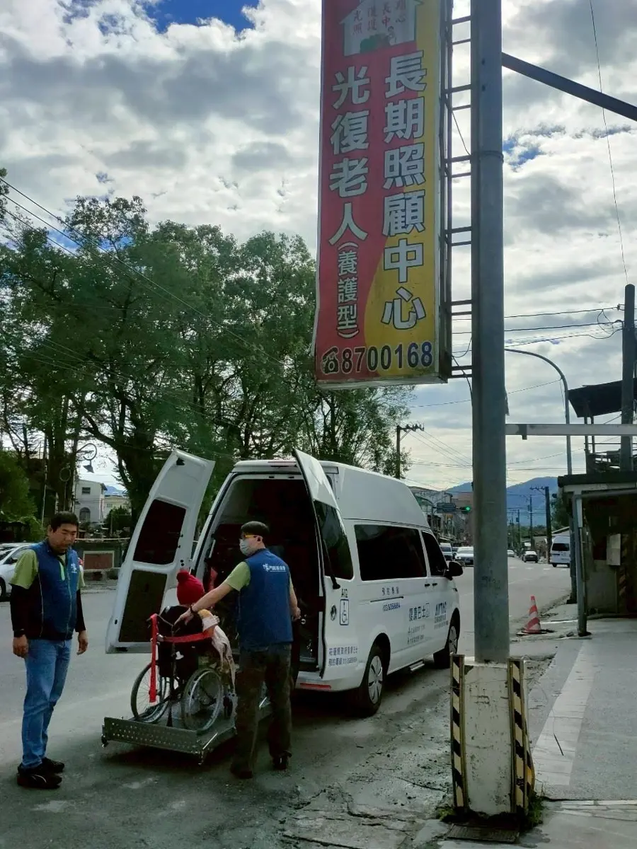 光復長照中心42位長輩平安返家！縣府出動26輛車溫馨接送