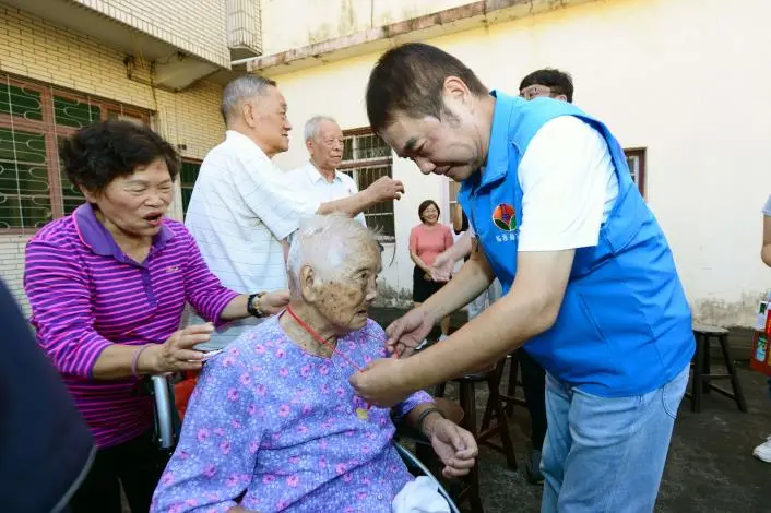 頭屋103歲人瑞嬤「爬仙山走第一」!縣長鍾東錦親訪送萬元紅包 她樂到拍手