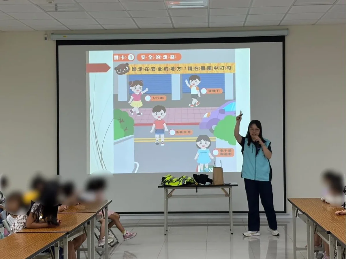 臺東警局化身交通小教室!天真幼兒園參訪 學童樂當「交安小尖兵」