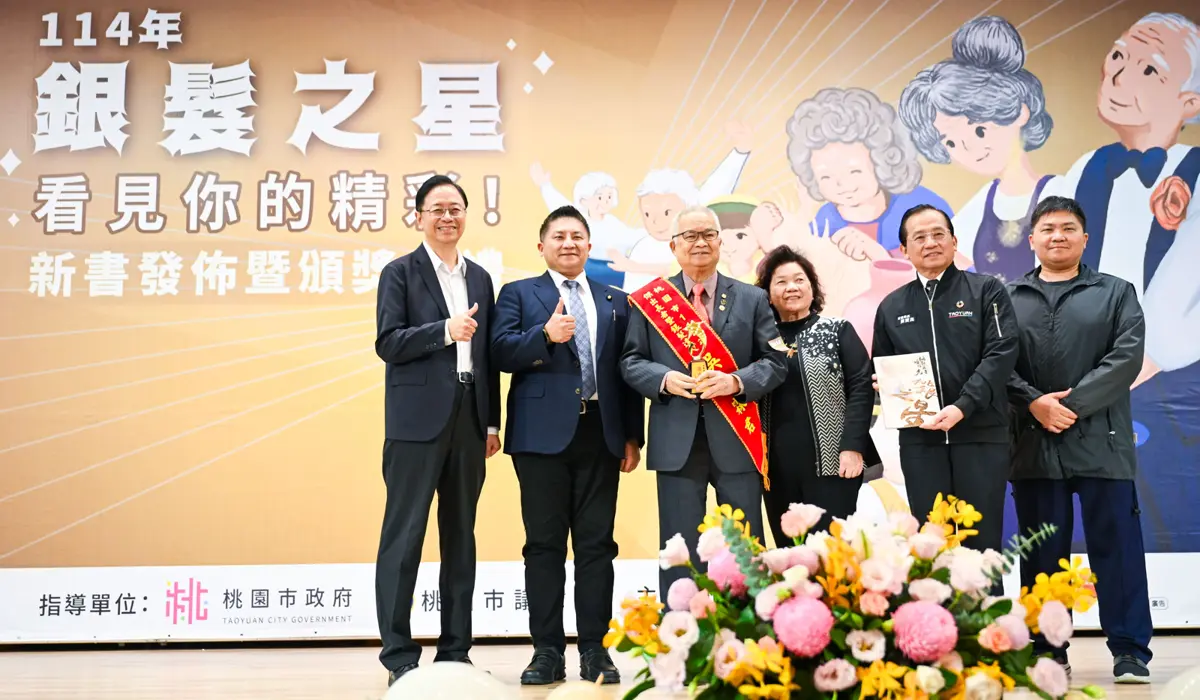 桃園《桃銀之星》新書揭秘!百歲人瑞、總統御廚…26位銀髮典範故事感動全場