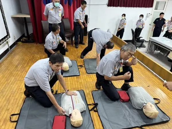 竹南民防義警總動員!消防局親授CPR+AED急救術 打造社區黃金救援網