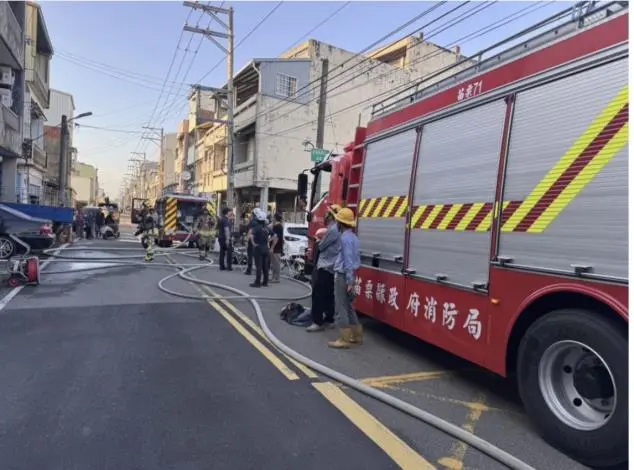 苗栗市復興路民宅火警!父子2人燒燙傷送醫 警消衝火場救出受困毛孩