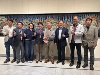 台中驚見5.5米長「母親之河」!藝術家簡源忠耗時5年、250萬片碎石拼出麻園頭溪