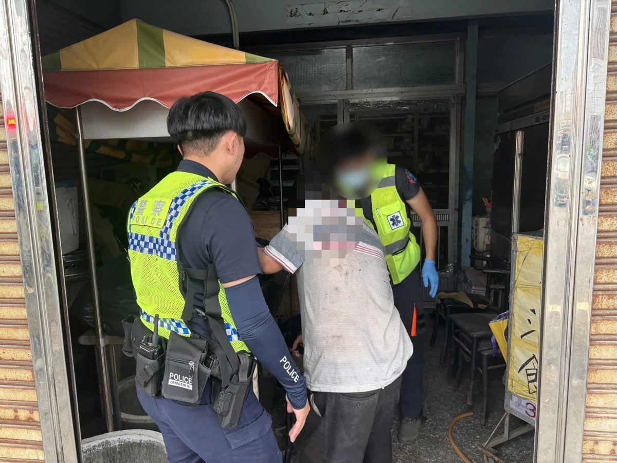 男子不敵酷暑體力不支倒臥路旁 臺東馬蘭暖警急救援護送返家