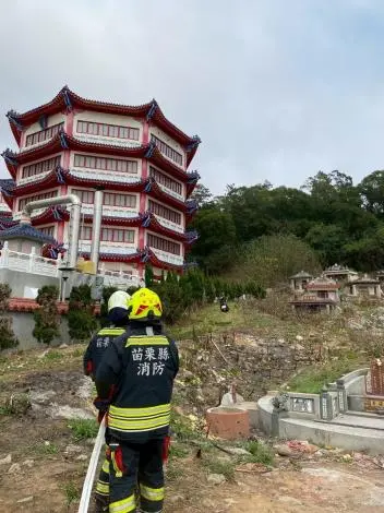 清明掃墓季前哨戰！苗栗西湖消防隊實戰演練 公墓防火滴水不漏