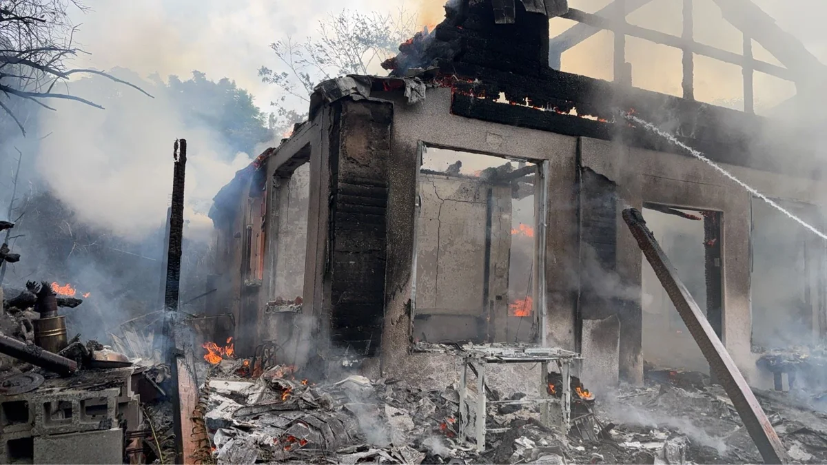 苗栗銅鑼民宅竄黑煙伴隨爆炸聲!消防10車26人急搶救幸無人傷